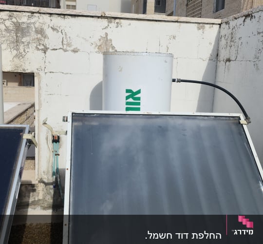 דוד שמש עם קולטים על גג בניין
